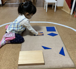 The Montessori method – 〜幾何図形にまつわる活動から見る